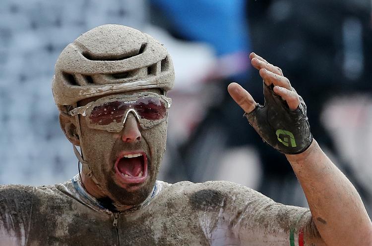 Sportskommentatorerne skal stramme op på sproget, lyder det klummeskribenten. Også, når der på søndag er cykelløb. Her er det italienske Sonny Colbrelli under sidste års Paris-Roubaix. Foto: Yves Herman/Ritzau Scanpix