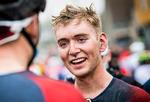 Et nyt frisk ansigt på den internationale cykelscene - den 19-årige amerikaner Magnus Sheffield modtager smilende lykønskninger efter triumfen i De Brabantse Pijl.
 Foto: Jasper Jacobs/Ritzau Scanpix