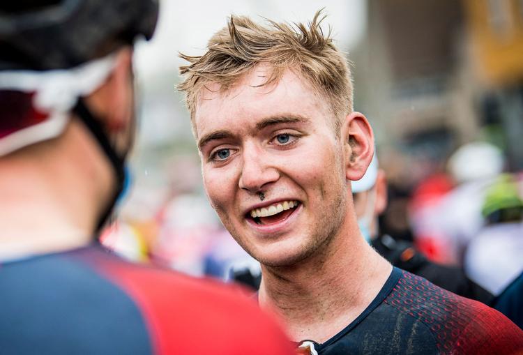 Et nyt frisk ansigt på den internationale cykelscene - den 19-årige amerikaner Magnus Sheffield modtager smilende lykønskninger efter triumfen i De Brabantse Pijl.
 Foto: Jasper Jacobs/Ritzau Scanpix