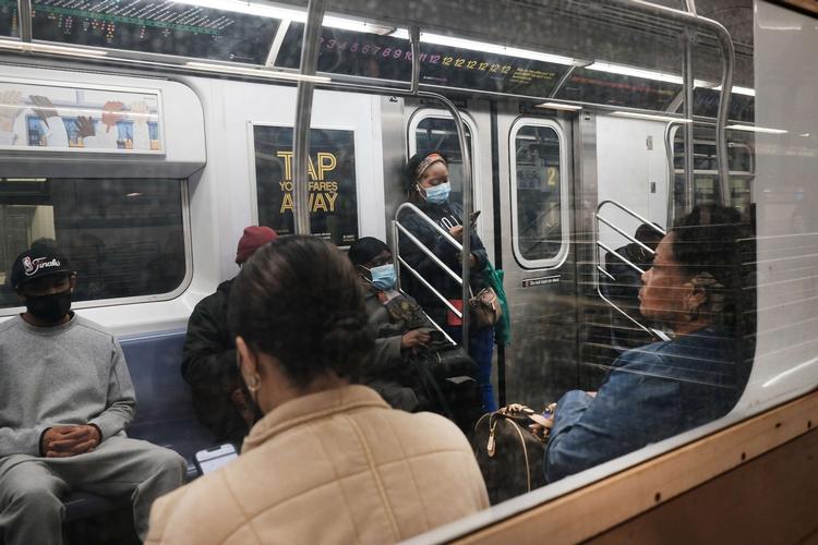     NEW YORK, NEW YORK - APRIL 13: People ride a Brooklyn subway a day after a man shot numerous people on a Manhattan bound train in the Sunset Park neighborhood of Brooklyn on April 13, 2022 in New York City. A manhunt is underway for a gunman who shot 10 people, critically injuring five on the N train during Tuesday's morning rush hour. The suspect, wearing a gas mask, tossed smoke grenades on the floor and fired 33 shots before leaving the scene. At least 13 other commuters suffered injuries due to smoke inhalation, falls, and panic attacks. The police on Tuesday evening named a "person of interest" in the mass shooting and believe that they have found his personal belongings left on the train that includes a Glock 9-millimeter handgun and a key to a U-Haul van. Mayor Eric Adams this morning announced that Frank James, the "person of interest" is now considered a suspect. Spencer Platt/Getty Images/AFP == FOR NEWSPAPERS, INTERNET, TELCOS &amp; TELEVISION USE ONLY ==   Foto: Spencer Platt/Ritzau Scanpix