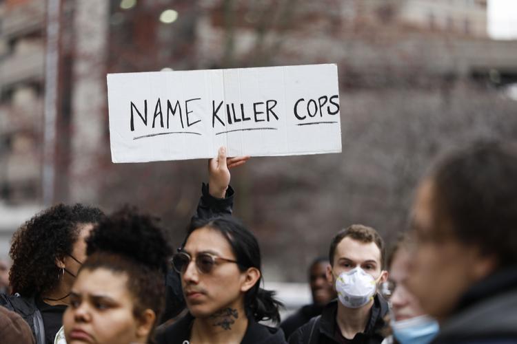 GRAND RAPIDS, MI - APRIL 13: Protesters demonstrate against the police shooting of Patrick Lyoya on April 13, 2022 in Grand Rapids, Michigan. Lyoya, a 26-year old Black man, was shot and killed April 4 by a Grand Rapids police officer following a traffic stop. The officer, who was alone at the time of the shooting, has been placed on paid administrative leave. Bill Pugliano/Getty Images/AFP == FOR NEWSPAPERS, INTERNET, TELCOS &amp; TELEVISION USE ONLY == Foto: Bill Pugliano/Ritzau Scanpix