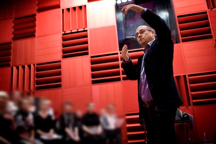 Michael Bojesen dirigerer DR Pigerkoret, hvor han var chefdirigent fra 2001 til 2010. I samme lokale holdt DR's ledelse i november 2021 møde med omkring 100 tidligere pigekorsangere for at give dem en undskyldning for krænkende adfærd i koret.  Foto: Miriam Dalsgaard