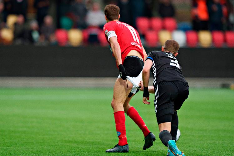 Efter Denis Vavro forsøgte at hive bukserne af Nicklas Helenius fik Silkeborg trukket huen godt ned over øjnene på FC København. Foto: Henning Bagger/Ritzau Scanpix