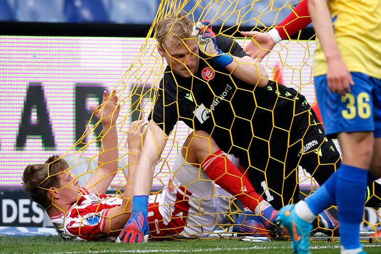 Selv om målmand Jakob Rinne og AaB var presset langt tilbage af Brøndby, blev det med 1-0 den femte udesejr i træk i kampen om tredjepladsen. Foto: Jens Dresling