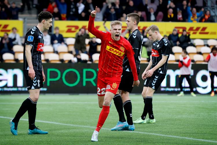 Et godt opspil i højre side gav Oliver Antman en afslutning, der blev sendt yderligt i nettet til en esktrem vigtig 1-0-scoring for FC Nordsjælland. Foto: Jens Dresling