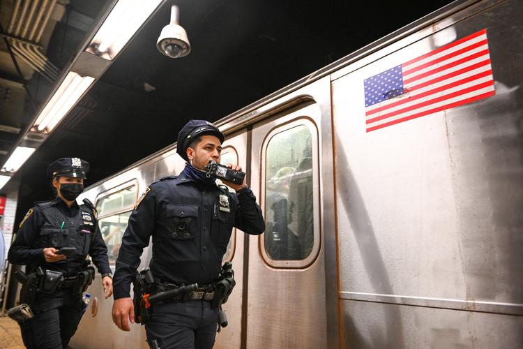    NEW YORK, NEW YORK - APRIL 12: New York City police investigate an incident on an Uptown 4 subway after an emergency brake was pulled near Union Square on April 12, 2022 in New York City. Security has been heightened after a gunman in a gas mask and construction vest set off a smoke grenade and opened fire on a subway today at the 36th Street and Fourth Avenue station in the Sunset Park neighborhood of Brooklyn. At least 29 people were injured - 10 of them by gunshot - amid a fusillade of 33 rounds, according to reports. Authorities have named 62-year-old Philadelphia man Frank R. James as a person of interest. Alexi J. Rosenfeld/Getty Images/AFP == FOR NEWSPAPERS, INTERNET, TELCOS &amp; TELEVISION USE ONLY ==   Foto: Alexi J. Rosenfeld/Ritzau Scanpix