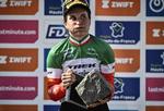 Elisa Longo Borghini havde sine problemer med at løfte den tunge brosten, der udgør sejrstrofæet i Paris-Roubaix.
 Foto: Jeff Pachoud/Ritzau Scanpix