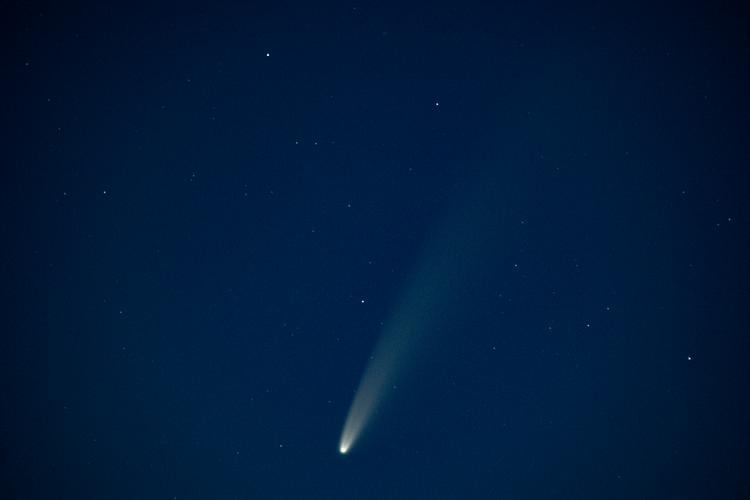 I juli 2020 kunne kometen Neowise ses fra Danmark. Den karakteristiske hale bagpå opstår, når isen i kometen opvarmes, og vanddamp, vand og støv bliver blæst væk af tryk og vind fra Solen.  Foto: Kenneth Meyer