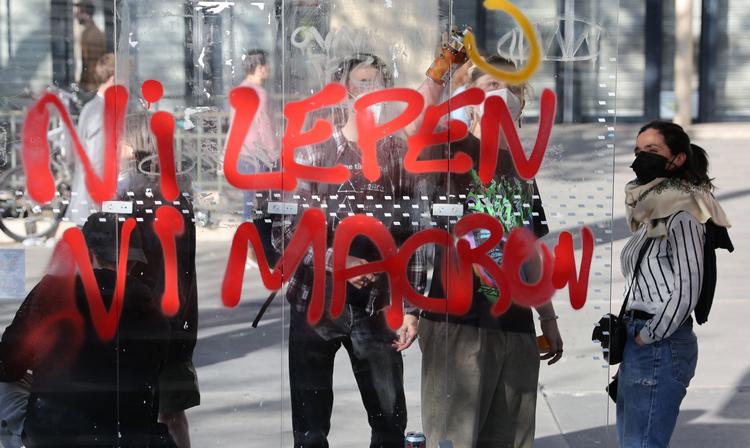    'Hverken Le Pen eller Macron', skriver demonstranter. Ingen af de to kandidater, der støder sammen i en tv-duel onsdag aften før valget søndag, er populære. Foto: Thomas Coex/Ritzau Scanpix