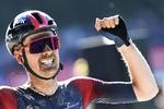 Dylan van Baarle jubler over sin fornemme triumf i Paris-Roubaix. Foto: Francois Lo Presti/Ritzau Scanpix
