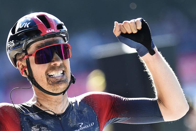 Dylan van Baarle jubler over sin fornemme triumf i Paris-Roubaix. Foto: Francois Lo Presti/Ritzau Scanpix