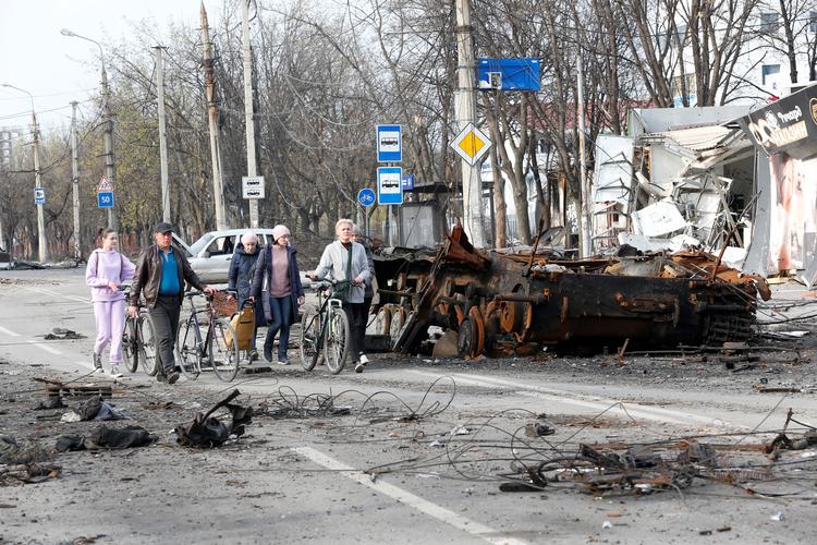 Der er stadig mennesker tilbage i den udbombede havneby Mariupol, som russerne næsten har fuld kontrol  over. Foto: Alexander Ermochenko/Ritzau Scanpix