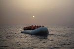 35 menes dræbt i et forsøg på at komme til Europa. Her er andre migranter mere heldige ved en tidligere lejlighed (arkivfoto). Foto: Santi Palacios/AP