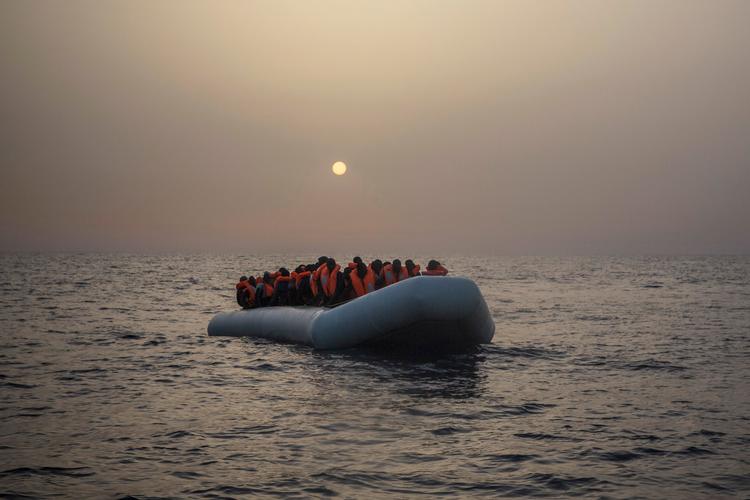 35 menes dræbt i et forsøg på at komme til Europa. Her er andre migranter mere heldige ved en tidligere lejlighed (arkivfoto). Foto: Santi Palacios/AP