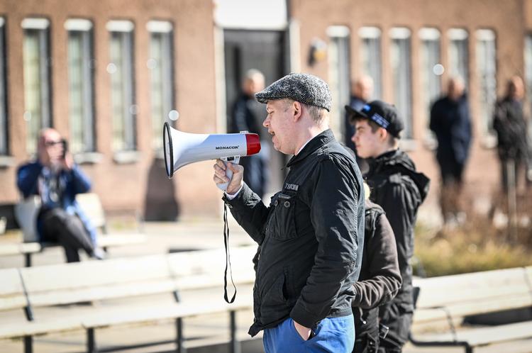 Rasmus Paludan, partileder for Stram kurs, med en megafon i hånden i forstaden til Stockholm Rinkeby langfredag. Foto: 10060 Henrik Montgomery/tt/Ritzau Scanpix
