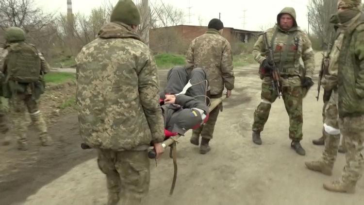 Russisk tv bragte i onsdags billeder af, hvad de sagde, var ukrainske marinesoldater, som overgav sig i Mariupoll.  Foto: Rurtr/Ritzau Scanpix