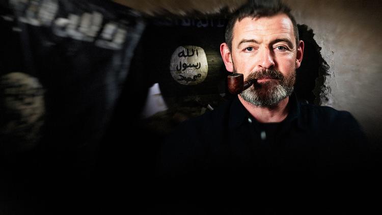 Gidselforhandleren Jens Serup bliver iscenesat med sin trofaste pibe, som han får lov at tænde mange gange i dokumentaren. Foto: 
Lau Kræn Svensson/DR