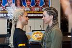 Bokserne overraskede hinanden med ens frisurer, da Nina Meinke (tv.) og Sarah Mahfoud mødte hinanden for første gang ved et pressemøde i søndags. Foto: Søren Tidmand/Danish Fight Night