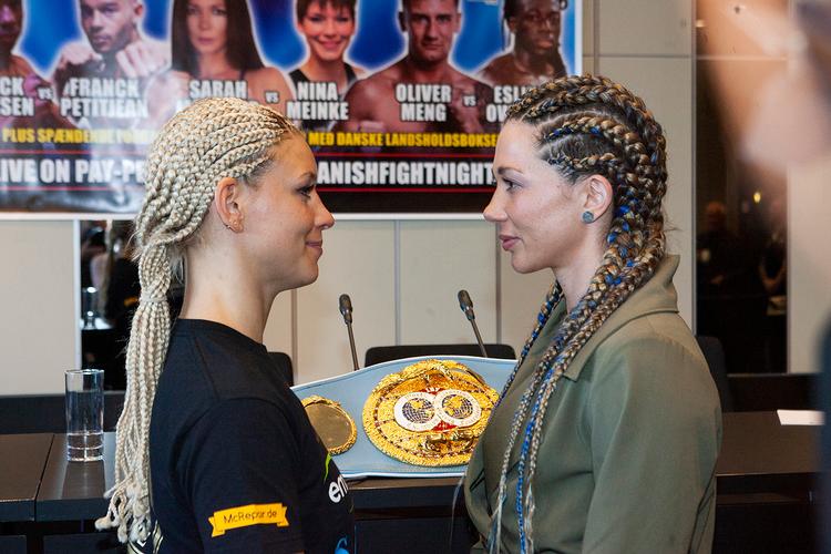 Bokserne overraskede hinanden med ens frisurer, da Nina Meinke (tv.) og Sarah Mahfoud mødte hinanden for første gang ved et pressemøde i søndags. Foto: Søren Tidmand/Danish Fight Night