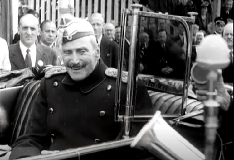 Christian 10. ses her siddende i bilen ved besøg på dyrskuet på Bellahøj i juni 1946. Kongen kunne ikke længere gå, men han kunne smile. Filmklip fra www.kulturarv.dk. Stillfoto Kenn Tarbensen