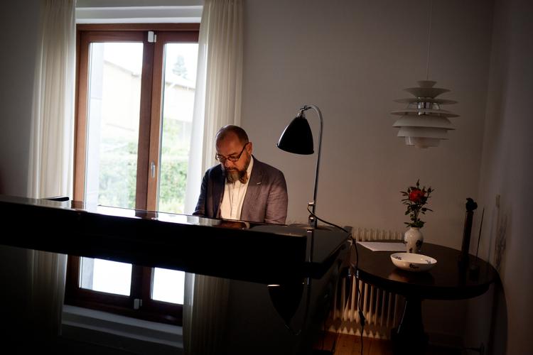 Michael Bojesen ved et flygel.    Foto: Nanna Navntoft
