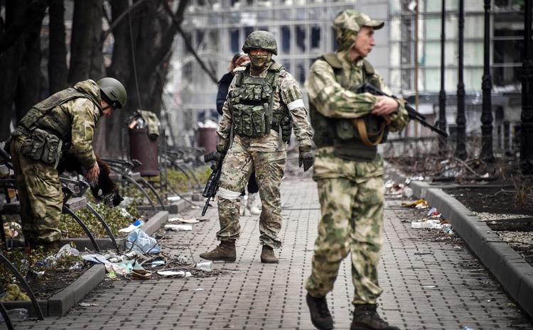 Russiske soldater fotograferet i Mariupol 12. april.  Foto: Alexander Nemenov/Ritzau Scanpix