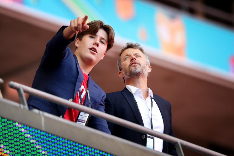 Prins Christian og kronprins Frederik fotograferet ved EM-semifinalen på Wembley sidste år, hvor England mødte Danmark.  Foto: Finn Frandsen