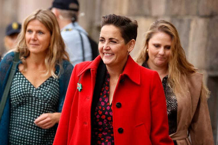 Trine Torp (tv.) sammen med SF's formand, Pia Olsen Dyhr, fotograferet i oktober sidstte år, hvor de ankom til gudstjenesten i  Christiansborg Slotskirke før Folketingets åbning.  Foto: Jens Dresling