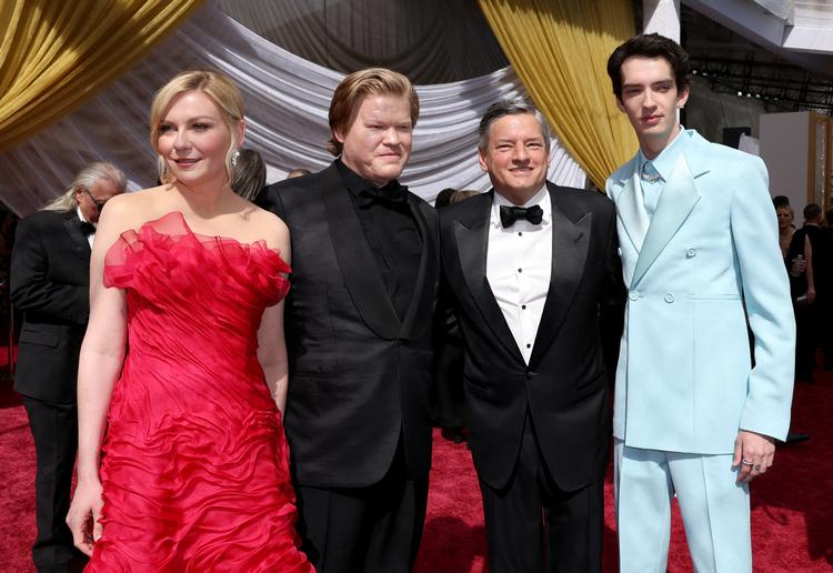 Netflix' direktør, Ted Sarandos, (nr. 3 fra venstre) på den røde løber ved de seneste Oscar-uddelinger. De andre er skuespillerne Kirsten Dunst, Jesse Plemons og Kodi Smit-McPhee. Foto: Mike Blake/Ritzau Scanpix