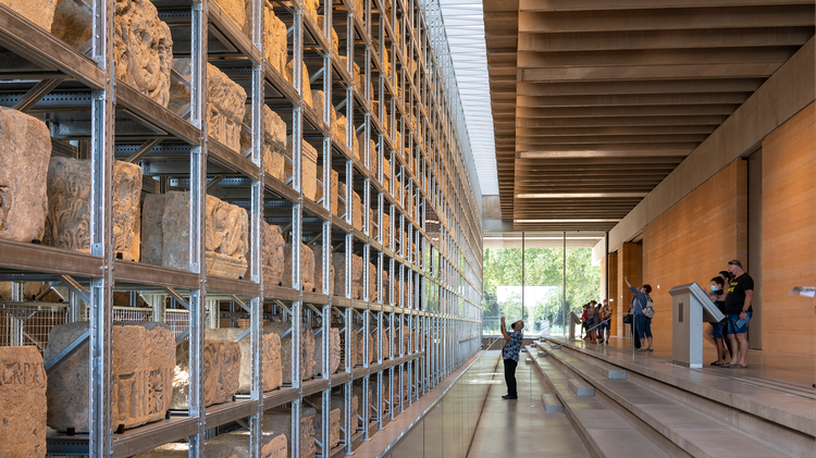 På Narbo Via-museet, som åbnede i maj 2021, kan besøgende følge videnskabsfolk arbejde bag vægreliefferne. Foto: Nigel Young / Foster + Partners