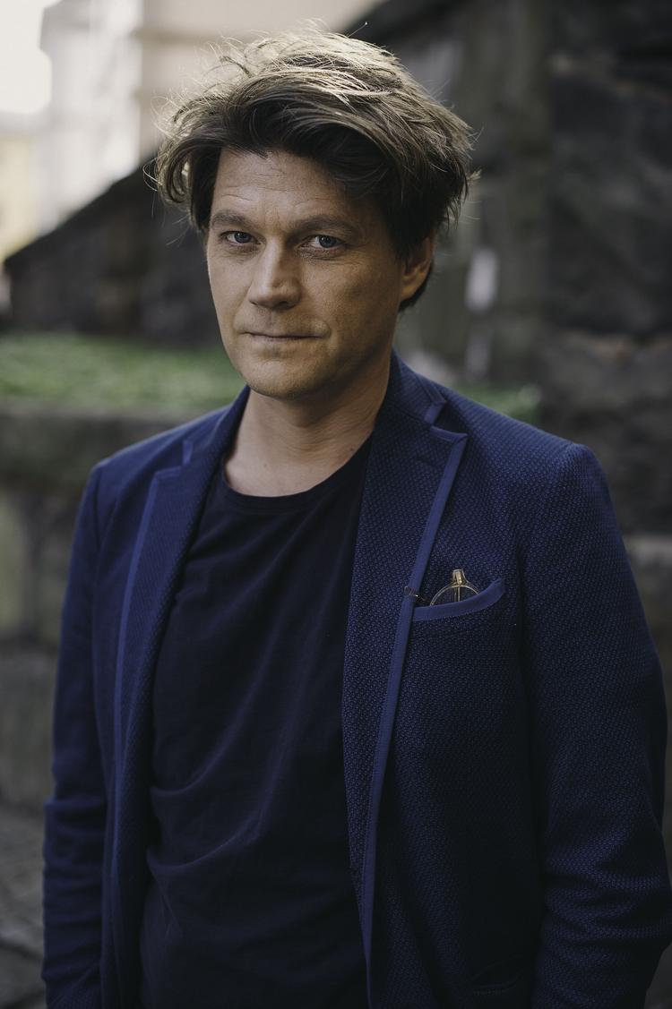 I september 2015 gik billedet af en lille druknet syrisk-kurdisk dreng, Alan Kurdi, verden rundt. Det billede har svenske Daniel Sjölin ikke kunnet slippe, og nu har han skrevet en bog helt uden bogstavet a. »Jeg ville yde et offer, som skulle indarbejde sorgen i mit arbejde«, siger Sjölin Foto: Anna Svanberg