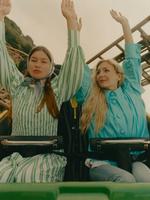 Rhian Teasdale og Hester Chambers uortodokse kropssprog resulterer i en skøn signalforvirring, der på en eller anden måde resulterer i et udtryk, der er umiskendeligt girl cool. 