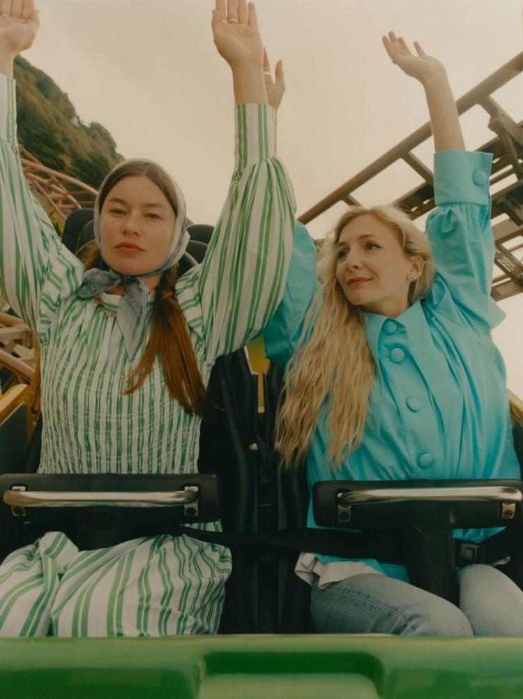 Rhian Teasdale og Hester Chambers uortodokse kropssprog resulterer i en skøn signalforvirring, der på en eller anden måde resulterer i et udtryk, der er umiskendeligt girl cool. 