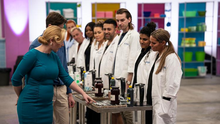 Deltagerne må nøjes med produkter fra køle- og køkkenskab, når de skal fjerne genstridig kalk.  Foto: Per Arnesen/TV 2