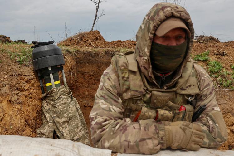 En ukrainsk soldat med det avancerede Javelin-missil, der kan blive helt afgørende i slaget om Donbas.    Foto: Serhii Nuzhnenko/Ritzau Scanpix