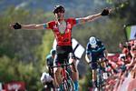 Belgieren Dylan Teuns jubler over sejren i Flèche Wallonne, mens Alejandro Valverde (t.h.) bøjer hovedet og erkender sit nederlag.
 Foto: Jasper Jacobs/Ritzau Scanpix
