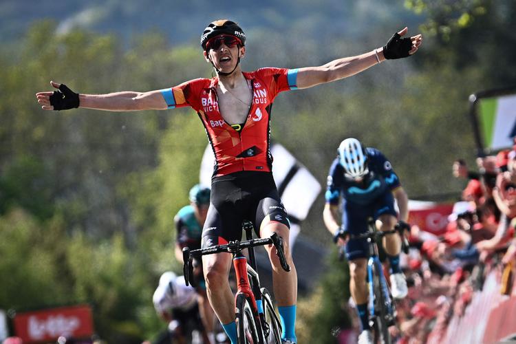 Belgieren Dylan Teuns jubler over sejren i Flèche Wallonne, mens Alejandro Valverde (t.h.) bøjer hovedet og erkender sit nederlag.
 Foto: Jasper Jacobs/Ritzau Scanpix