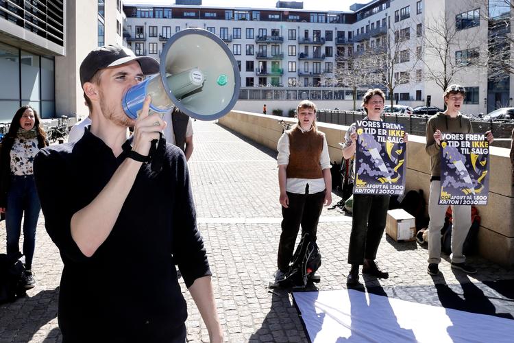 Aktivister fra Den Grønne Ungdomsorganisation mener, at regeringen har nedprioriteret klimaet med sit forslag til CO2-afgift.  Foto: Jens Dresling