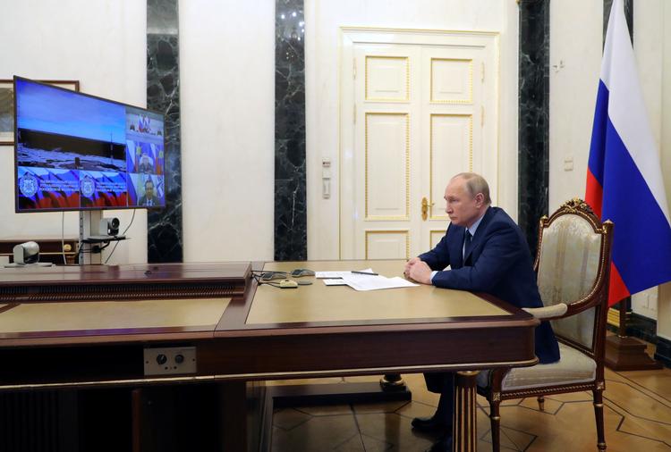 Ifølge det russiske statsejede nyhedmedie Sputnik fulgte præsident Putin testaffyringen af et interkontinentalt missil via et videolink til Moskva.  Foto: Sputnik/Ritzau Scanpix