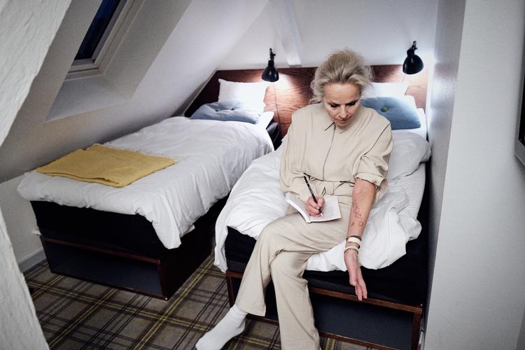 Bag døren til værelse 641 venter Benedikte Hansen med historien om, hvordan vi blev kærester – og et forførende intimt våben: en sang, der går lige i det knuste hjerte. Foto: Martin Høyer