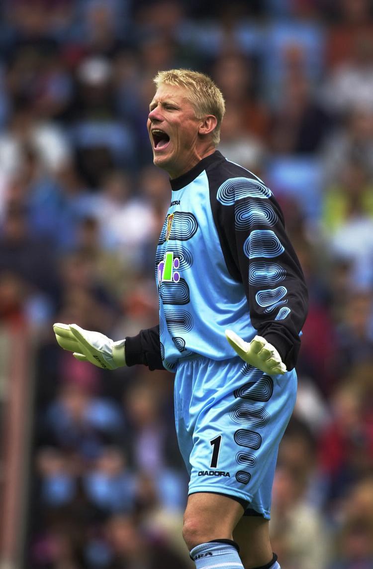 Peter Schmeichel i sin debut for Aston Villa i 2001. Opholdet varede kun til året efter. Foto: Kim Agersten/Ritzau Scanpix