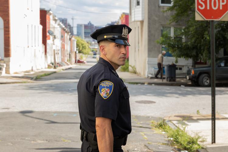 Wayne Jenkins i skikkelse af Jon Bernthal færdes hjemmevant på Baltimores mean streets. Framegrab 