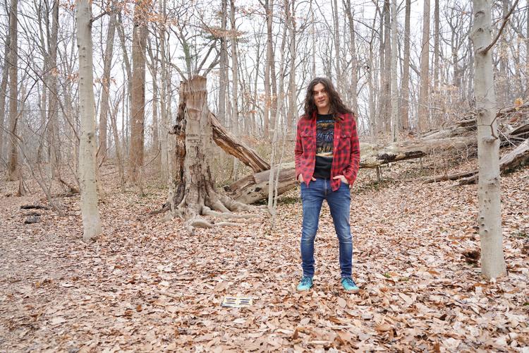At lytte til Kurt Vile i dag er blevet som at høre en fortidens stemme, en gammel makker, der er blevet ved med at gå i det samme denimtøj og ikke har klippet sit hår siden sidst, hvilket pludselig er blevet længe siden, selv om han egentlig aldrig har være væk.  Foto: Adam Wallacavage