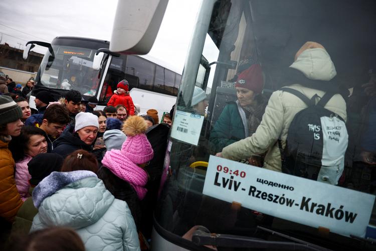 Filip havde et spinkelt håb om, at hans danske opholdstilladelse kunne undsige ham fra krigsloven, der forbyder mænd mellem 18-60 år at forlade Ukraine. Men ved grænsen til Polen blev han sat af. Foto: Thomas Peter/Ritzau Scanpix