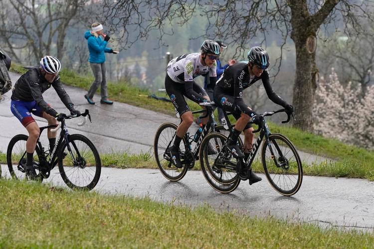 Romain Bardet fører an foran sin hollandske holdkammerat Thymen Arensman og australieren Michael Storer i det angreb, der indbragte franskmanden den samlede sejr i Tour of the Alps. Foto: Team DSM.  
