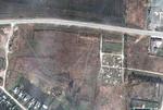 Nye satellitbilleder viser angiveligt en række store grave langs denne vej nær Mariupol.  Foto: Maxar Technologies/Ritzau Scanpix