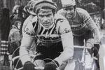 Bernard Hinault var iført både hue og vanter, da han sled sig mod den vanvittige sejr for 42 år siden.  Foto: Polfoto
