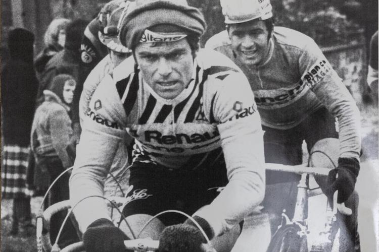 Bernard Hinault var iført både hue og vanter, da han sled sig mod den vanvittige sejr for 42 år siden.  Foto: Polfoto