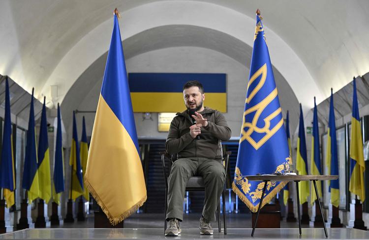 Ukraines præsident, Volodymyr Zelenskyj, mødte pressen i en underjordisk metrostation i Kyiv i går.  Foto: Genya Savilov/Ritzau Scanpix