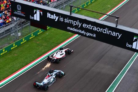 Kevin Magnussen havde i starten af løbet et lille opgør med  George Russell, der kom forbi danskeren.  Foto: Andrej Isakovic/Ritzau Scanpix